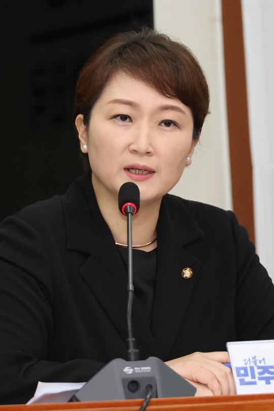 이언주 더불어민주당 신임 최고위원이 19일 오전 국회에서 열린 이재명 당대표 2기 체제의 첫 최고위원회의에서 발언하고 있다.<연합뉴스 사진>